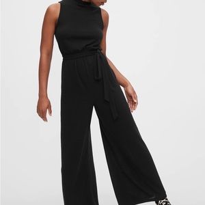 Sleeveless mock neck jumpsuit. Size M